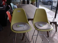 2 mosterdgele vitra eames plastic stools met grijs zitkussen en verchroomd draadstalen onderstel (19)