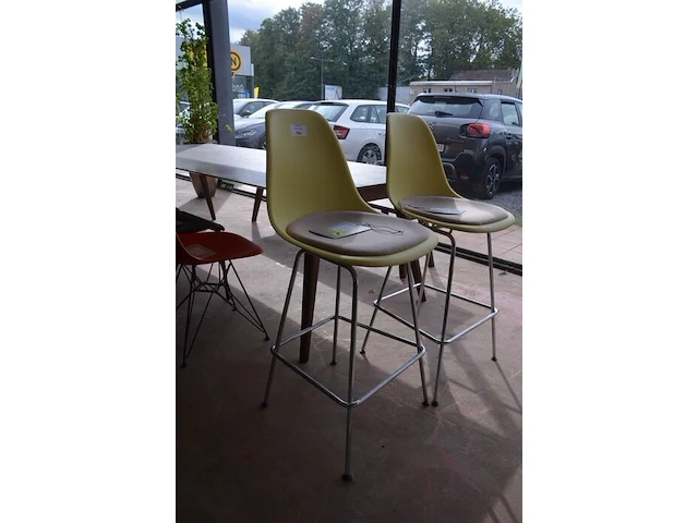 2 mosterdgele vitra eames plastic stools met grijs zitkussen en verchroomd draadstalen onderstel (19) - afbeelding 2 van  5