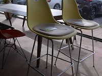 2 mosterdgele vitra eames plastic stools met grijs zitkussen en verchroomd draadstalen onderstel (19) - afbeelding 2 van  5