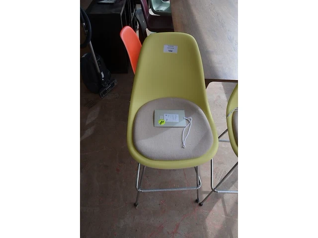 2 mosterdgele vitra eames plastic stools met grijs zitkussen en verchroomd draadstalen onderstel (19) - afbeelding 3 van  5