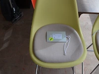 2 mosterdgele vitra eames plastic stools met grijs zitkussen en verchroomd draadstalen onderstel (19) - afbeelding 3 van  5
