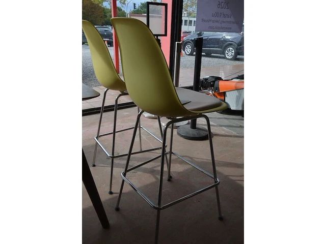 2 mosterdgele vitra eames plastic stools met grijs zitkussen en verchroomd draadstalen onderstel (19) - afbeelding 5 van  5