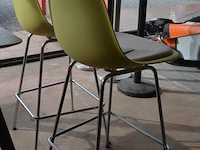 2 mosterdgele vitra eames plastic stools met grijs zitkussen en verchroomd draadstalen onderstel (19) - afbeelding 5 van  5