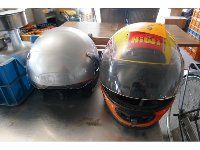 2 motorhelmen kiwi/roof - afbeelding 1 van  4