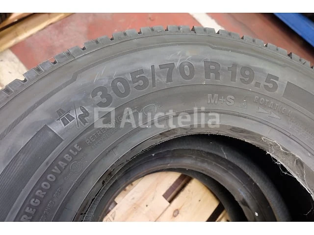 2 nieuwe banden continental 305/70 r19.5 - afbeelding 1 van  4