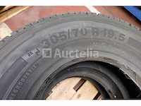 2 nieuwe banden continental 305/70 r19.5