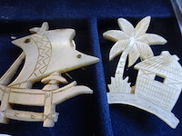 2 oosterse broches - afbeelding 1 van  1