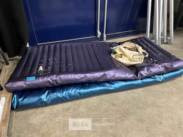 2 opblaasbare matrassen en pomp - afbeelding 1 van  2