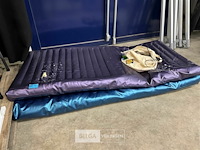 2 opblaasbare matrassen en pomp - afbeelding 1 van  2