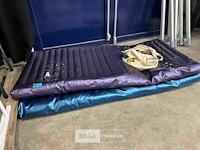 2 opblaasbare matrassen en pomp - afbeelding 2 van  2