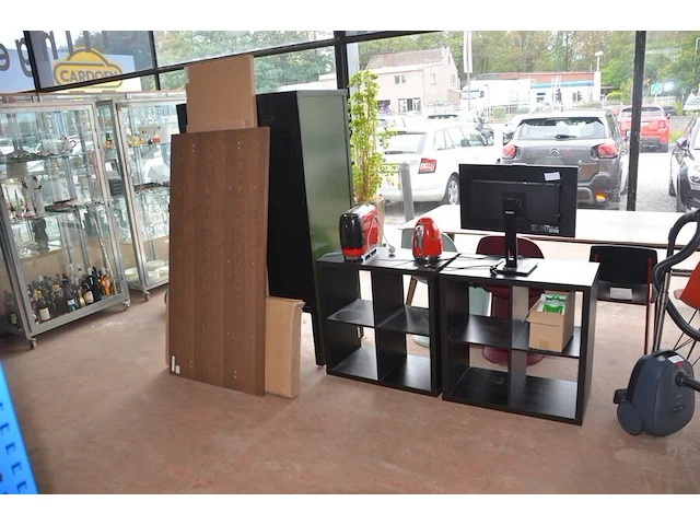 2 open kasten met vier vakken in zwartbruin ikea kallax 77x77 cm, bruin tafelblad ikea idasen 160x80 cm, 3 pakketten zwarte grenen woood connect 2-deurs kast met lades 195x94x53 cm (13,14,15) - afbeelding 1 van  8