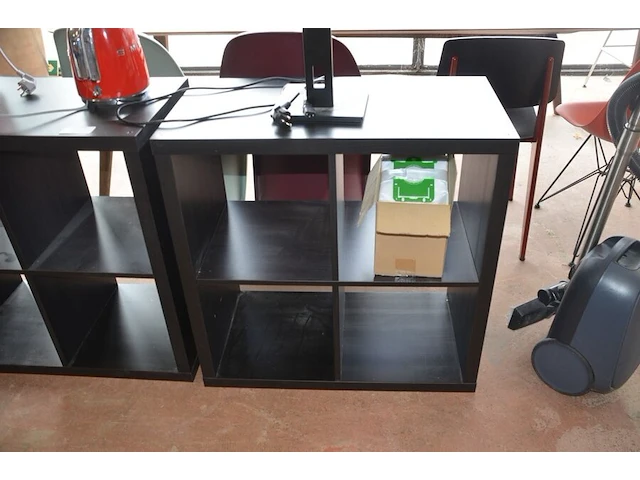 2 open kasten met vier vakken in zwartbruin ikea kallax 77x77 cm, bruin tafelblad ikea idasen 160x80 cm, 3 pakketten zwarte grenen woood connect 2-deurs kast met lades 195x94x53 cm (13,14,15) - afbeelding 2 van  8