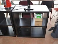 2 open kasten met vier vakken in zwartbruin ikea kallax 77x77 cm, bruin tafelblad ikea idasen 160x80 cm, 3 pakketten zwarte grenen woood connect 2-deurs kast met lades 195x94x53 cm (13,14,15) - afbeelding 2 van  8