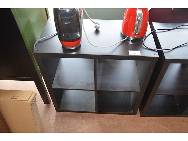 2 open kasten met vier vakken in zwartbruin ikea kallax 77x77 cm, bruin tafelblad ikea idasen 160x80 cm, 3 pakketten zwarte grenen woood connect 2-deurs kast met lades 195x94x53 cm (13,14,15) - afbeelding 3 van  8