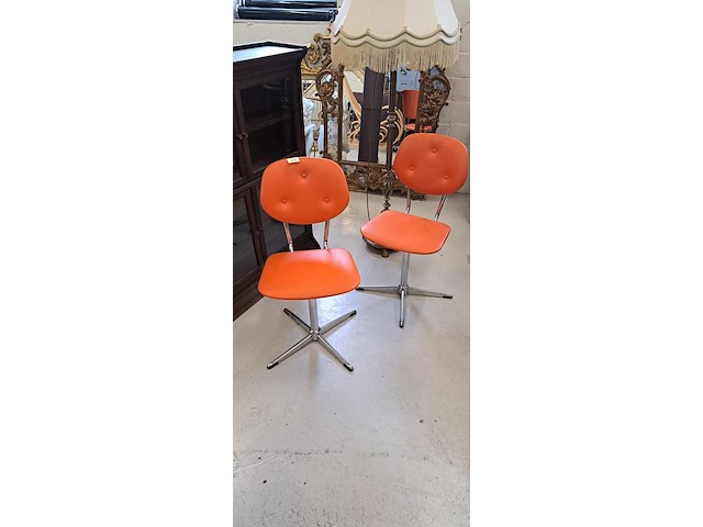 2 oranje stoelen - afbeelding 1 van  2