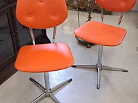2 oranje stoelen - afbeelding 1 van  2