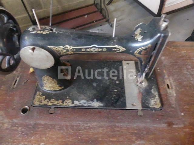 2 oude naaimachines - afbeelding 1 van  6