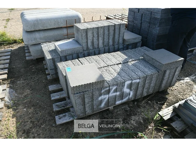 ± 2 paletten betontegels - afbeelding 1 van  5