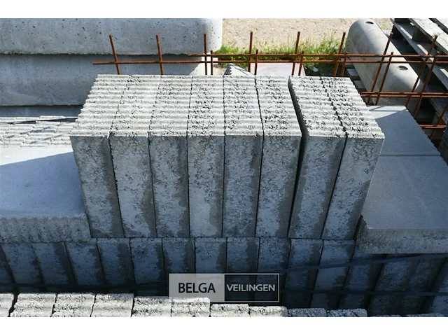 ± 2 paletten betontegels - afbeelding 5 van  5