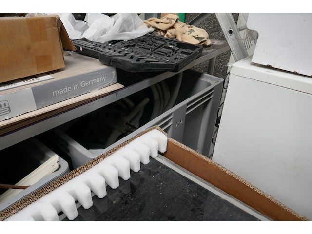 2 palletboxen kunststof met inhoud - afbeelding 2 van  5