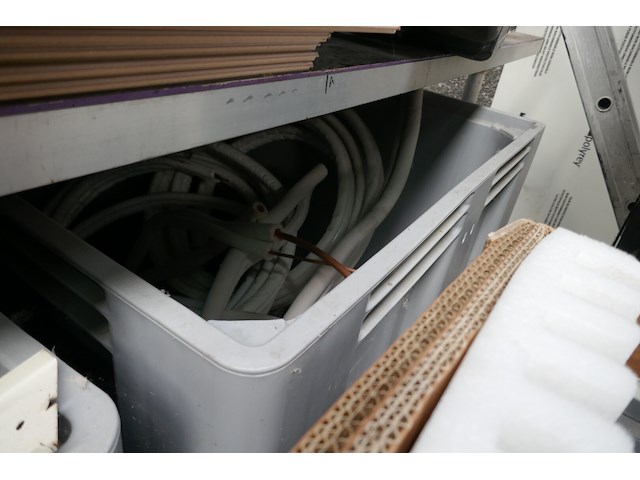 2 palletboxen kunststof met inhoud - afbeelding 4 van  5