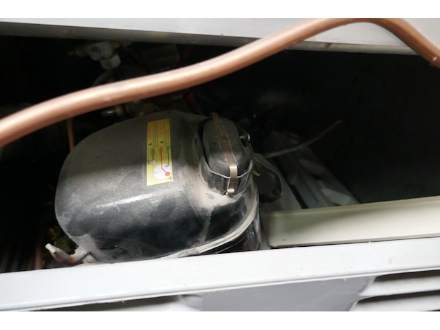 2 palletboxen kunststof met inhoud - afbeelding 5 van  5