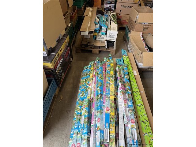 2 pallets met aquarium lampen armaturen en vogellampen - afbeelding 1 van  11