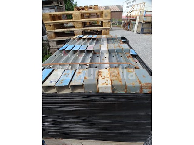 2 pallets met plankrelingelementen - afbeelding 6 van  9