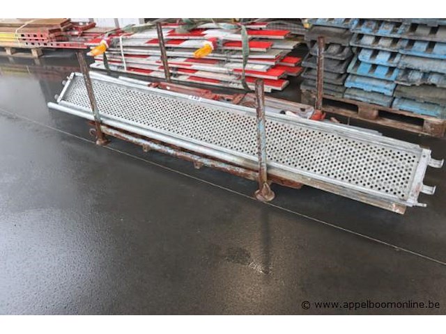 2 palletten steigermateriaal - afbeelding 1 van  2