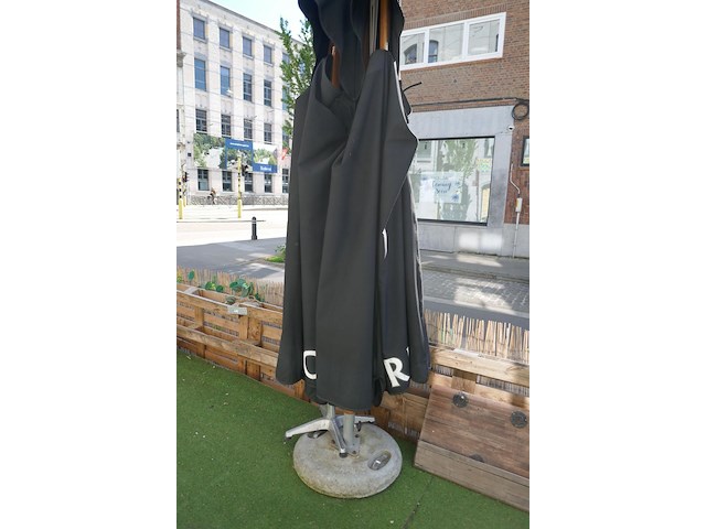 2 parasols met betonnen voet - afbeelding 1 van  4