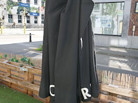 2 parasols met betonnen voet - afbeelding 1 van  4