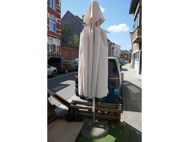 2 parasols met betonnen voet - afbeelding 2 van  4