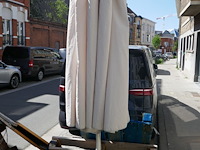 2 parasols met betonnen voet - afbeelding 2 van  4