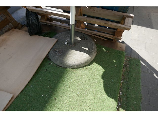 2 parasols met betonnen voet - afbeelding 3 van  4