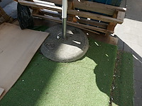 2 parasols met betonnen voet - afbeelding 3 van  4