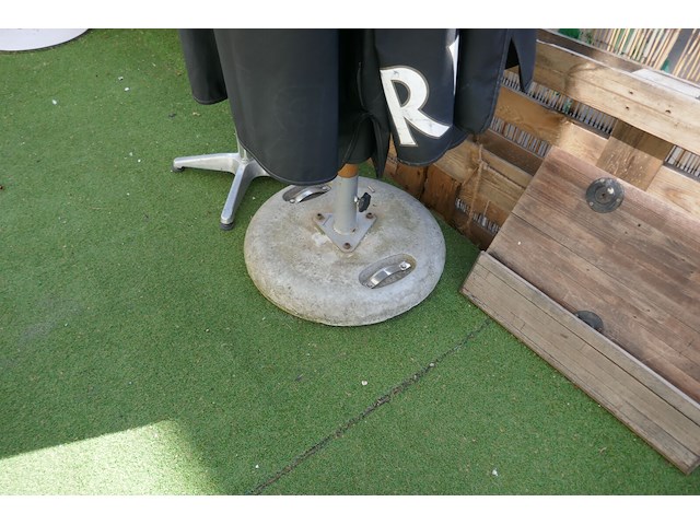 2 parasols met betonnen voet - afbeelding 4 van  4