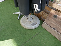 2 parasols met betonnen voet - afbeelding 4 van  4