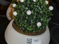 2 plastieken buxusplant in stenen bloempot - afbeelding 1 van  2