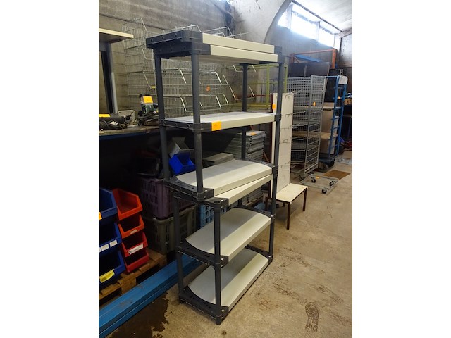 2 plastieken rekken met 3 schappen - afbeelding 2 van  4