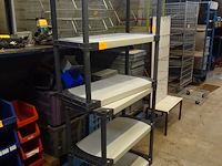 2 plastieken rekken met 3 schappen - afbeelding 2 van  4
