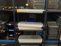 2 plastieken rekken met 3 schappen - afbeelding 3 van  4