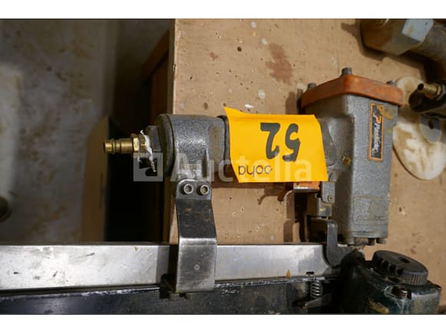 2 pneumatische nagelschieters - afbeelding 1 van  3