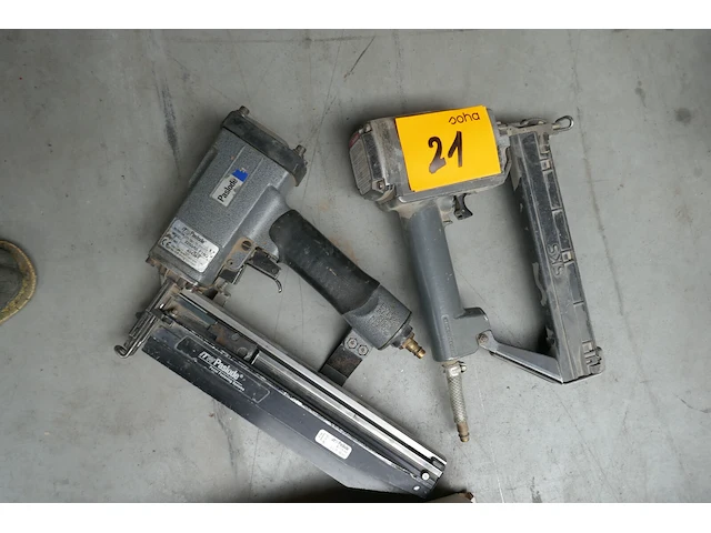 2 pneumatische spijkerpistolen - afbeelding 1 van  3