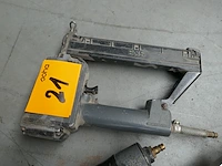 2 pneumatische spijkerpistolen - afbeelding 2 van  3