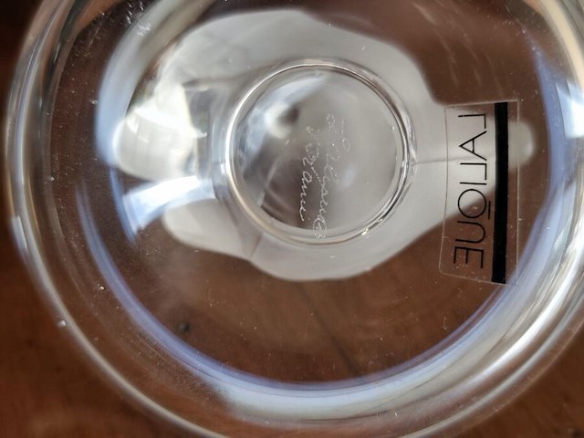 2 porseleinen beeldjes moeder&zoon, vader&zoon met certificaat, beeldje val saint lambert, glazen beeldje vrouw, glazen vaas lalique, glazen zwaan lalique - afbeelding 2 van  18