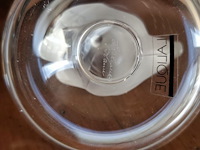 2 porseleinen beeldjes moeder&zoon, vader&zoon met certificaat, beeldje val saint lambert, glazen beeldje vrouw, glazen vaas lalique, glazen zwaan lalique - afbeelding 2 van  18