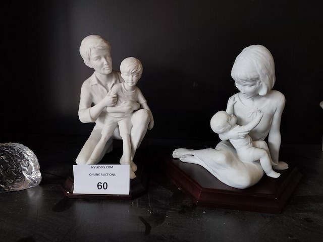 2 porseleinen beeldjes moeder&zoon, vader&zoon met certificaat, beeldje val saint lambert, glazen beeldje vrouw, glazen vaas lalique, glazen zwaan lalique - afbeelding 3 van  18