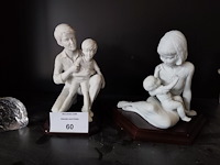 2 porseleinen beeldjes moeder&zoon, vader&zoon met certificaat, beeldje val saint lambert, glazen beeldje vrouw, glazen vaas lalique, glazen zwaan lalique - afbeelding 3 van  18