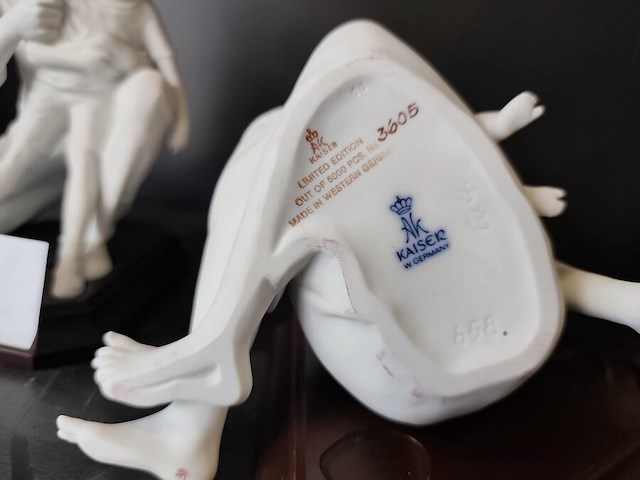 2 porseleinen beeldjes moeder&zoon, vader&zoon met certificaat, beeldje val saint lambert, glazen beeldje vrouw, glazen vaas lalique, glazen zwaan lalique - afbeelding 5 van  18