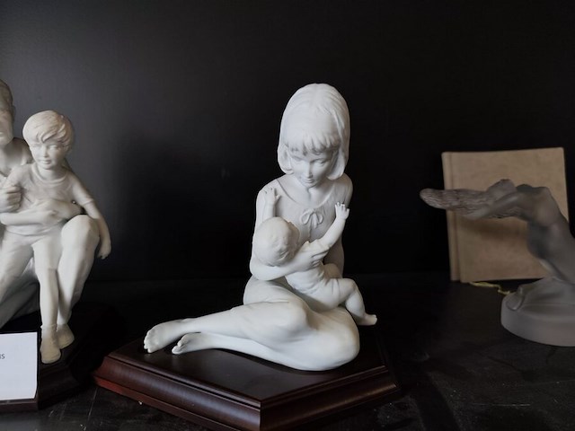 2 porseleinen beeldjes moeder&zoon, vader&zoon met certificaat, beeldje val saint lambert, glazen beeldje vrouw, glazen vaas lalique, glazen zwaan lalique - afbeelding 6 van  18